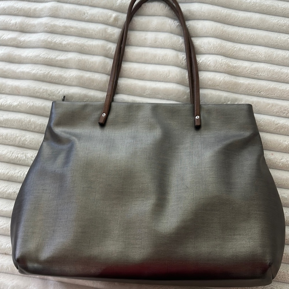 Elegant Gray Tote Bag with Brown Handles